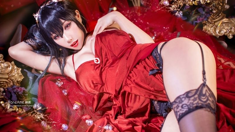 Bộ ảnh cosplay mỹ nhân Taihou với tâm hồn cực kỳ gợi cảm trong Azur Lane