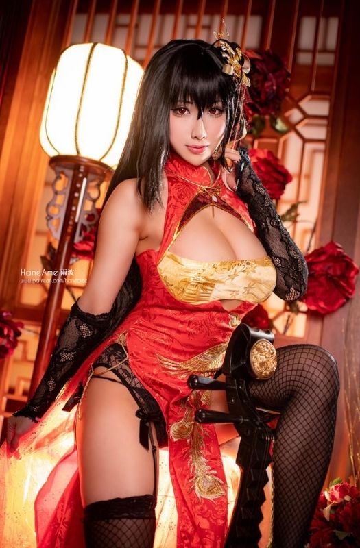 Bộ ảnh cosplay mỹ nhân Taihou với tâm hồn cực kỳ gợi cảm trong Azur Lane
