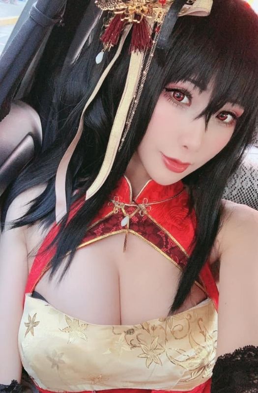 Bộ ảnh cosplay mỹ nhân Taihou với tâm hồn cực kỳ gợi cảm trong Azur Lane