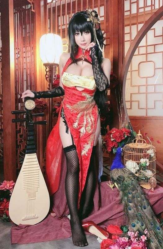 Bộ ảnh cosplay mỹ nhân Taihou với tâm hồn cực kỳ gợi cảm trong Azur Lane