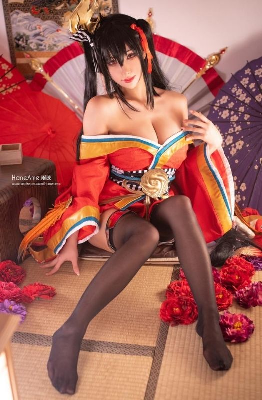 Bộ ảnh cosplay mỹ nhân Taihou với tâm hồn cực kỳ gợi cảm trong Azur Lane