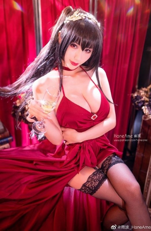 Bộ ảnh cosplay mỹ nhân Taihou với tâm hồn cực kỳ gợi cảm trong Azur Lane