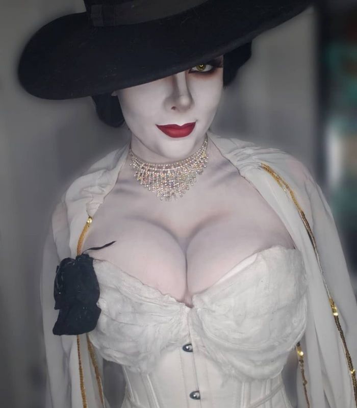 Bộ ảnh cosplay nữ trùm Lady Dimitrescu tâm hồn cực khủng trong Resident Evil 8