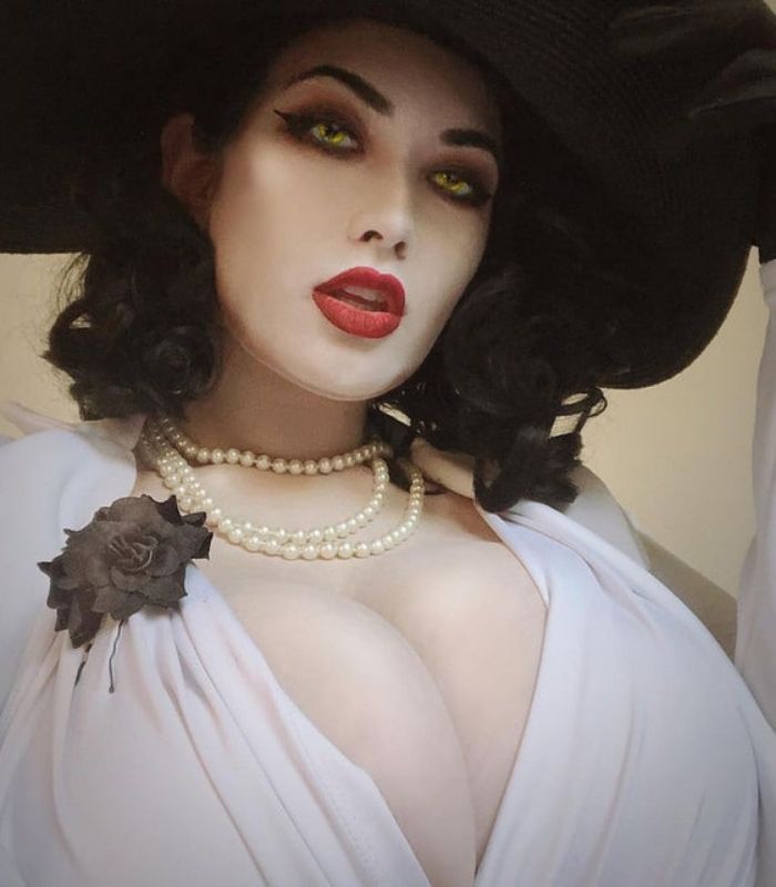 Bộ ảnh cosplay nữ trùm Lady Dimitrescu tâm hồn cực khủng trong Resident Evil 8
