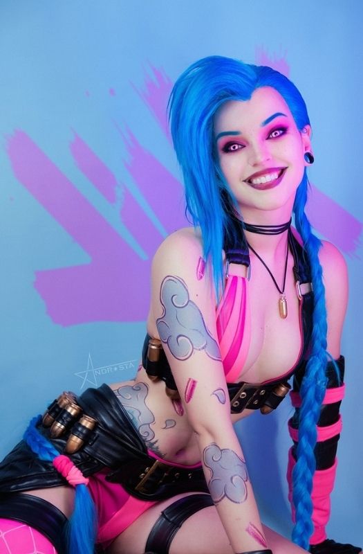 Loạt ảnh cosplay nữ nhân vật Jinx nổi loạn nhưng không kém phần gợi cảm