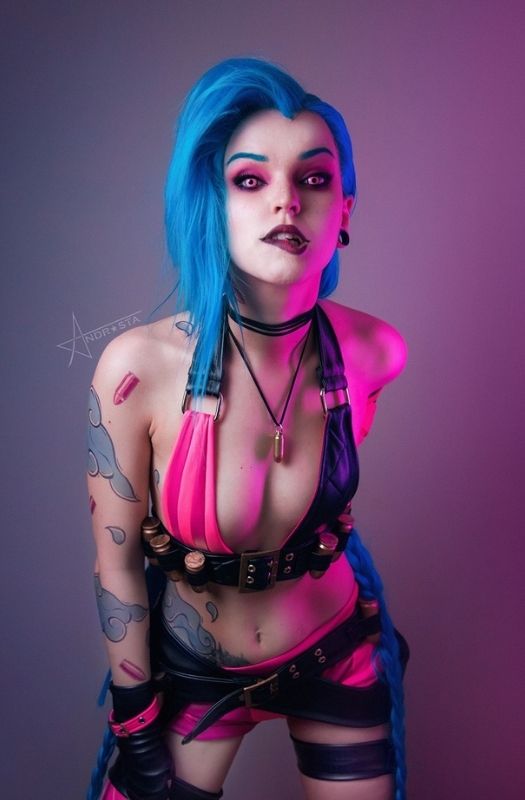 Loạt ảnh cosplay nữ nhân vật Jinx nổi loạn nhưng không kém phần gợi cảm