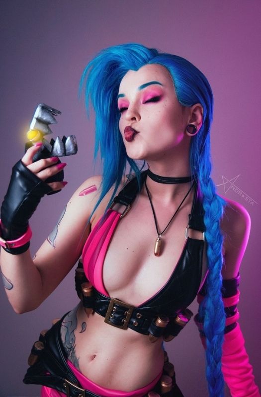 Loạt ảnh cosplay nữ nhân vật Jinx nổi loạn nhưng không kém phần gợi cảm