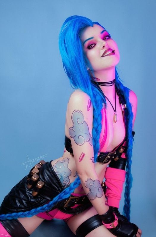 Loạt ảnh cosplay nữ nhân vật Jinx nổi loạn nhưng không kém phần gợi cảm