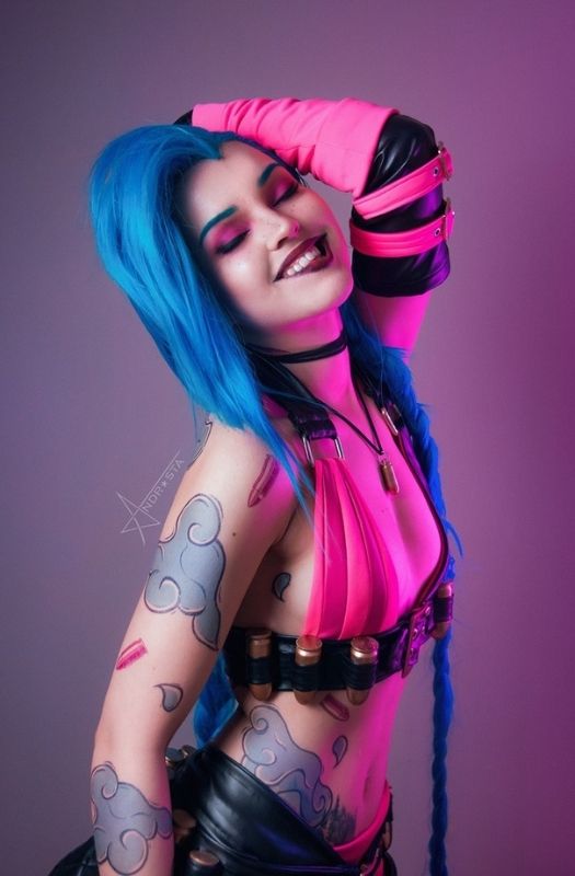 Loạt ảnh cosplay nữ nhân vật Jinx nổi loạn nhưng không kém phần gợi cảm