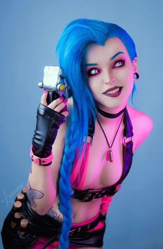 Loạt ảnh cosplay nữ nhân vật Jinx nổi loạn nhưng không kém phần gợi cảm