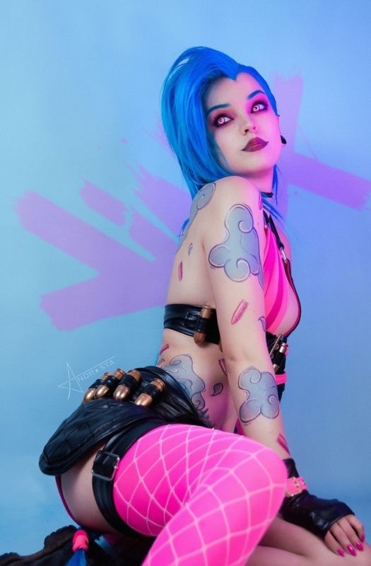 Loạt ảnh cosplay nữ nhân vật Jinx nổi loạn nhưng không kém phần gợi cảm
