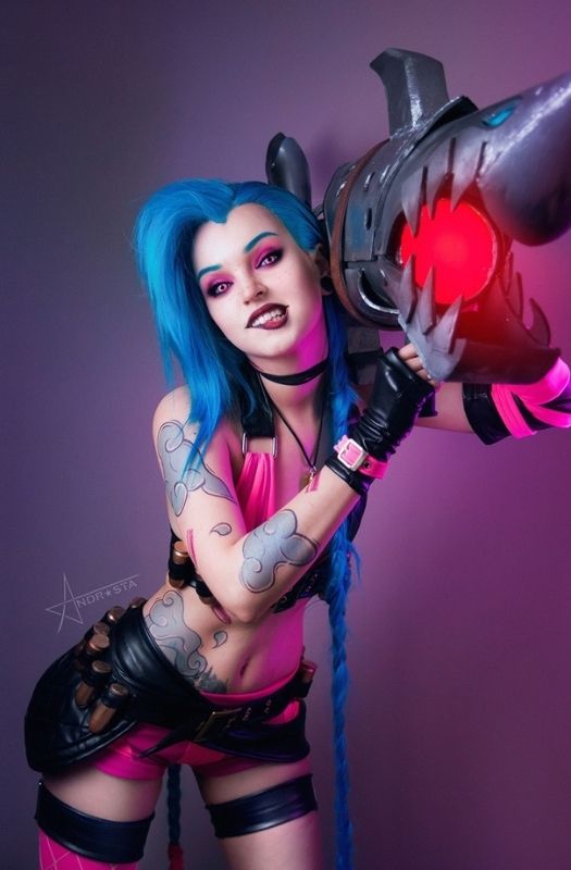 Loạt ảnh cosplay nữ nhân vật Jinx nổi loạn nhưng không kém phần gợi cảm