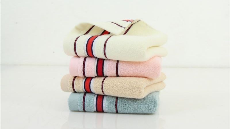 Chàng trai bàng hoàng khi phát hiện khăn tắm của bạn gái mình in tên hãng phim 18+ nổi tiếng