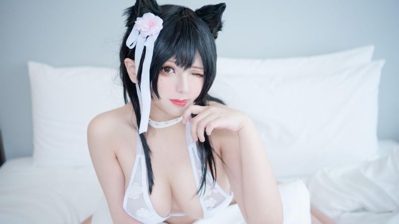 Bộ ảnh cosplay nàng Atago "tâm hồn" gợi cảm trong Azur Lane