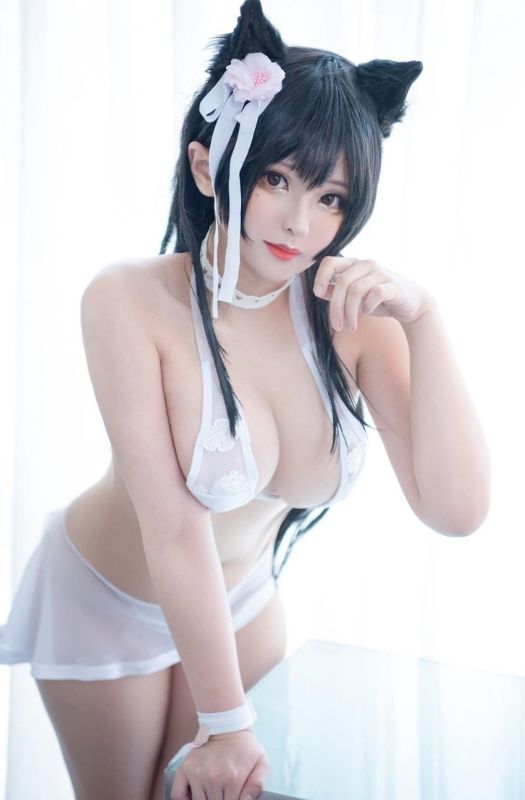 Bộ ảnh cosplay nàng Atago "tâm hồn" gợi cảm trong Azur Lane