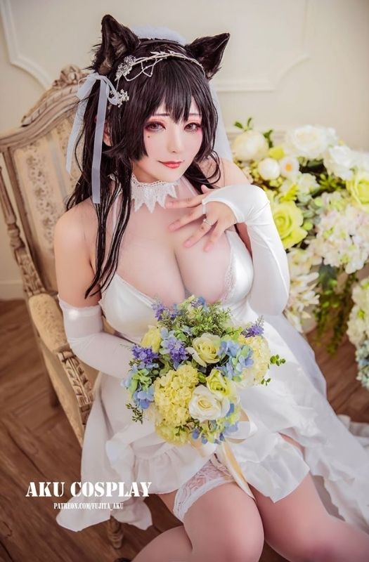 Bộ ảnh cosplay nàng Atago "tâm hồn" gợi cảm trong Azur Lane