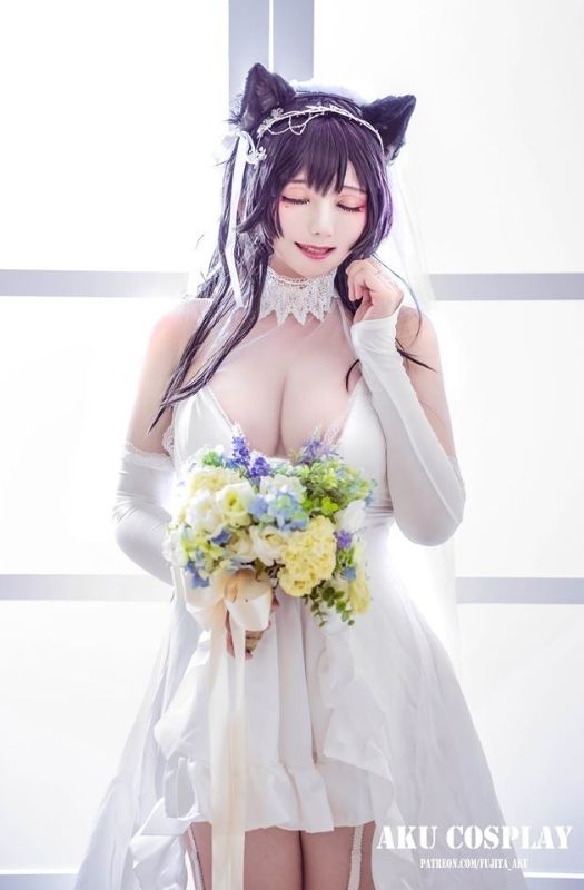 Bộ ảnh cosplay nàng Atago "tâm hồn" gợi cảm trong Azur Lane