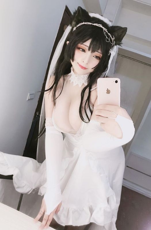 Bộ ảnh cosplay nàng Atago "tâm hồn" gợi cảm trong Azur Lane