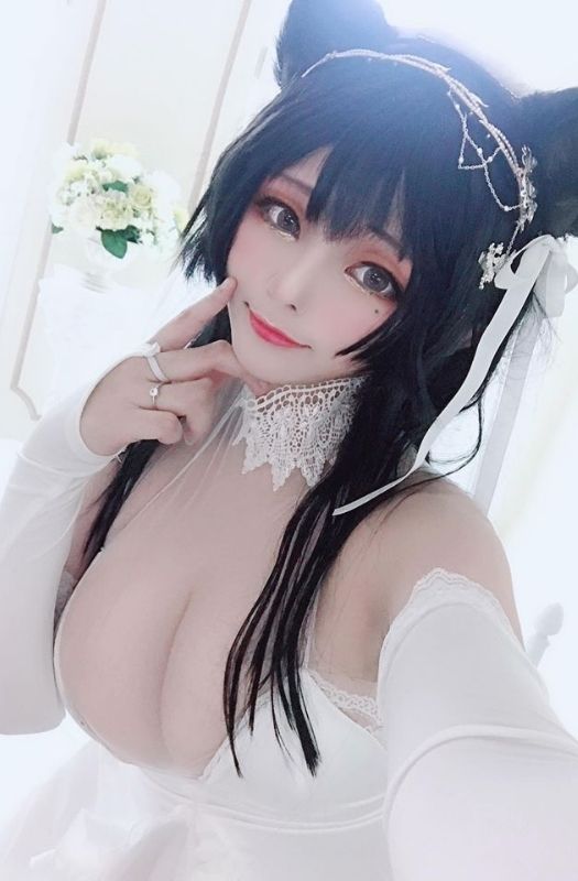 Bộ ảnh cosplay nàng Atago "tâm hồn" gợi cảm trong Azur Lane