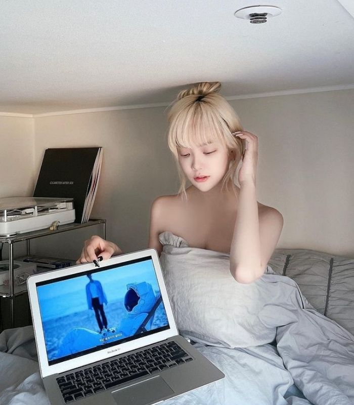 Nữ streamer thả rông, quấn mỗi chăn khi lên sóng