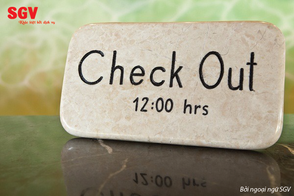 Check Out là gì và cấu trúc cụm từ Check Out trong câu Tiếng Anh