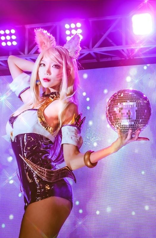 Bộ ảnh cosplay nhân vật Ahri K/DA đẹp lung linh và vô cùng chân thật