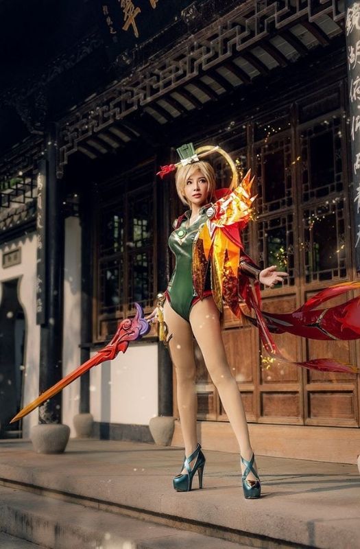 Loạt ảnh cosplay trang phục Butterfly Phượng Cửu Thiên trong Liên Quân Mobile.