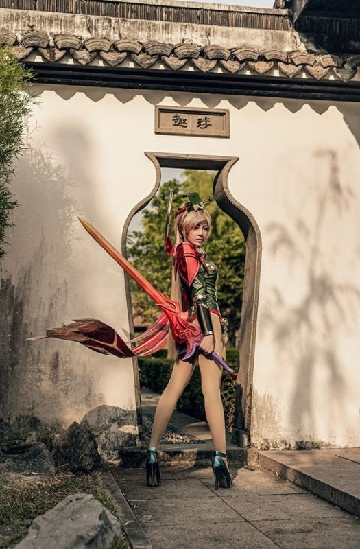 Loạt ảnh cosplay trang phục Butterfly Phượng Cửu Thiên trong Liên Quân Mobile.