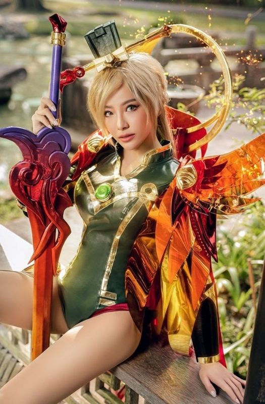 Loạt ảnh cosplay trang phục Butterfly Phượng Cửu Thiên trong Liên Quân Mobile.