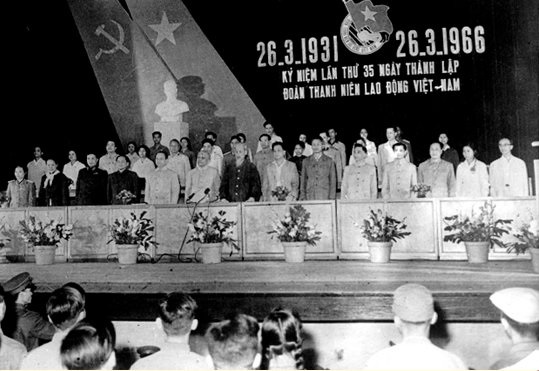 Kéo cáp một tay để tập tay sau.