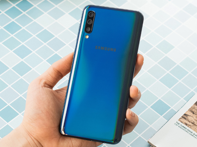 Những smartphone màu xanh thanh lịch, nổi bật cho năm mới - 4