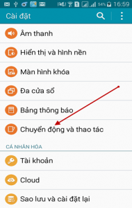 áo trễ vai trắng mix quần yếm jean xanh rách. (nguồn ảnh: internet)