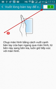 áo trễ vai trắng mix quần yếm xanh. (nguồn ảnh: internet)