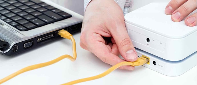 áo len dáng rộng và quần yếm