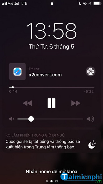 áo sơ mi phối quần yếm jean. (nguồn ảnh: internet)