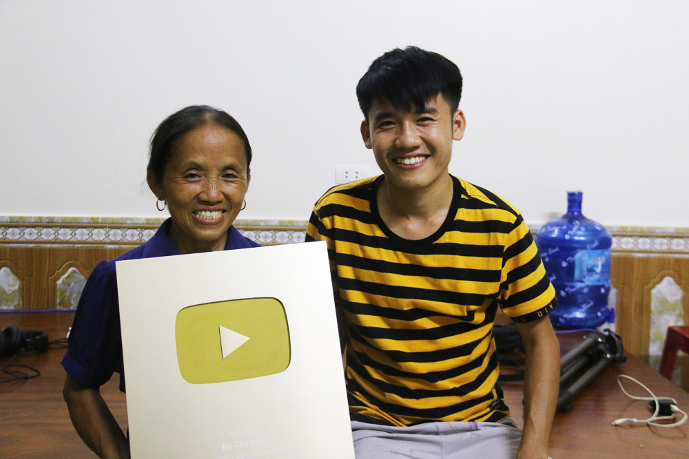 Vlog là gì? Nghề vlogger là gì? Kiếm tiền từ vlogger bắt đầu từ đâu? - JobsGO Blog