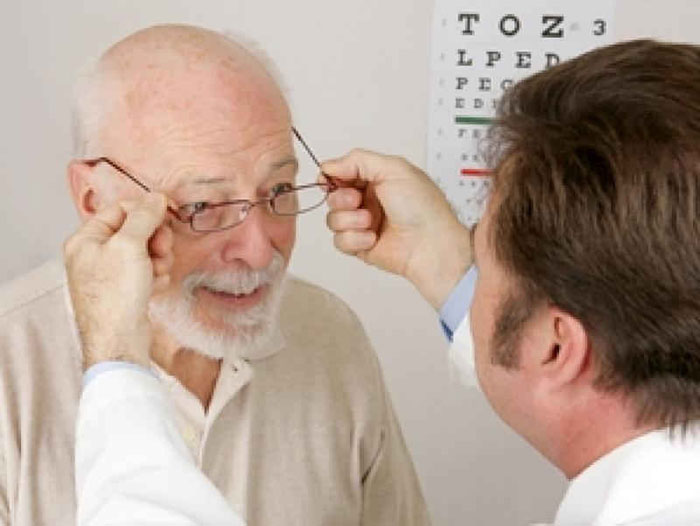 Tại sao người già thường phải đeo kính lão❓