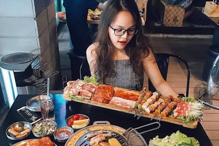 Màu đỏ nhung tuyệt đẹp với chút ánh tím sẽ là màu son thích hợp cho những ngày đông lạnh, làm trắng da và cũng cực kỳ dễ dùng 