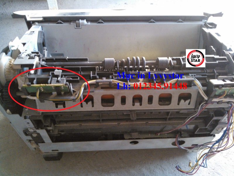 máy in báo kẹt giấy nhưng không có giấy bên trong