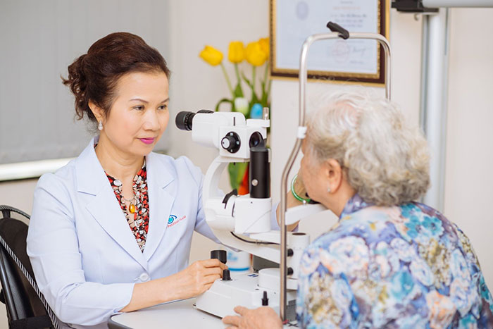 Tại sao người già thường phải đeo kính lão❓