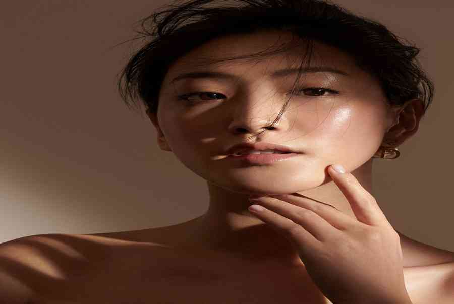 Áo quây trắng với váy jean màu tím và áo somi oversize màu tím đầy cá tính. (Ảnh: Internet)