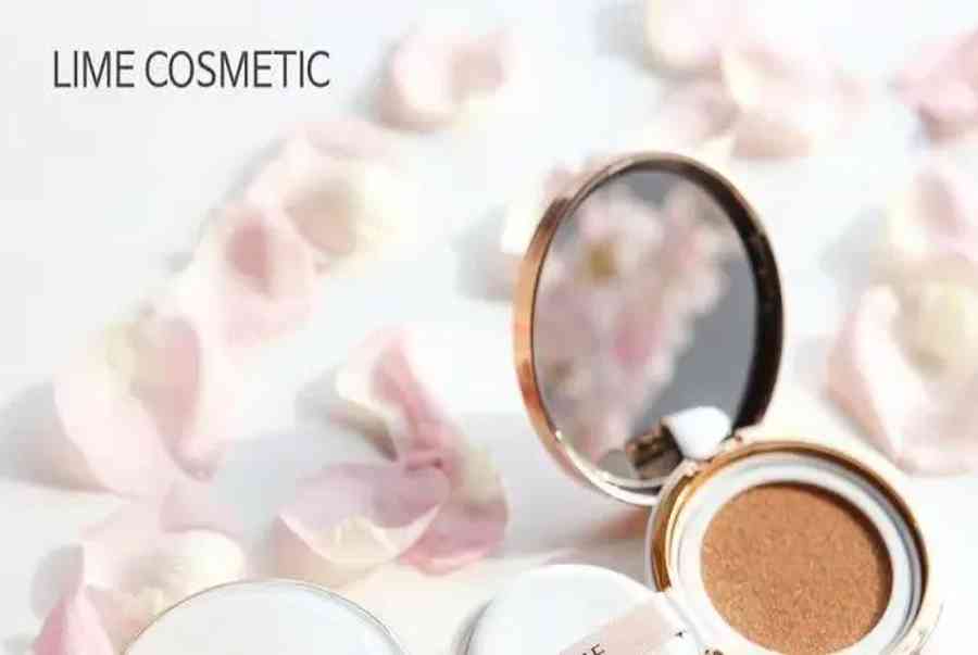 Cọ son Merzy Aurora Dewy Tint có dạng vát xéo nhẹ, hơi nghiêng. (nguồn: Internet)